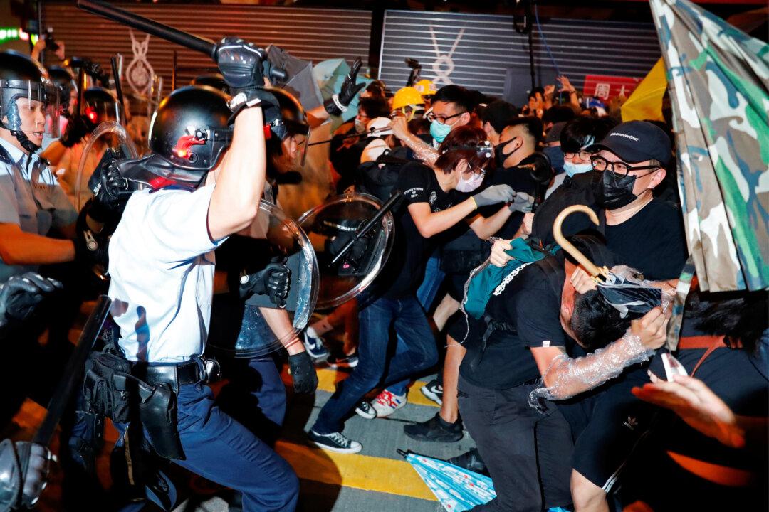 Hong Kong Police Arrest Six at Kowloon Protest