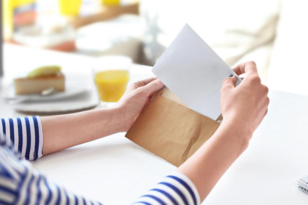 Waitress Hands Couple Folded Note on Their Way Out, One Look and They Rush Back In