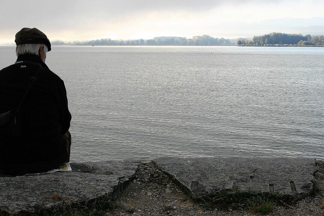 Bride Captures Touching Pics of Grandfather Eating Alone At Late Wife’s Memorial