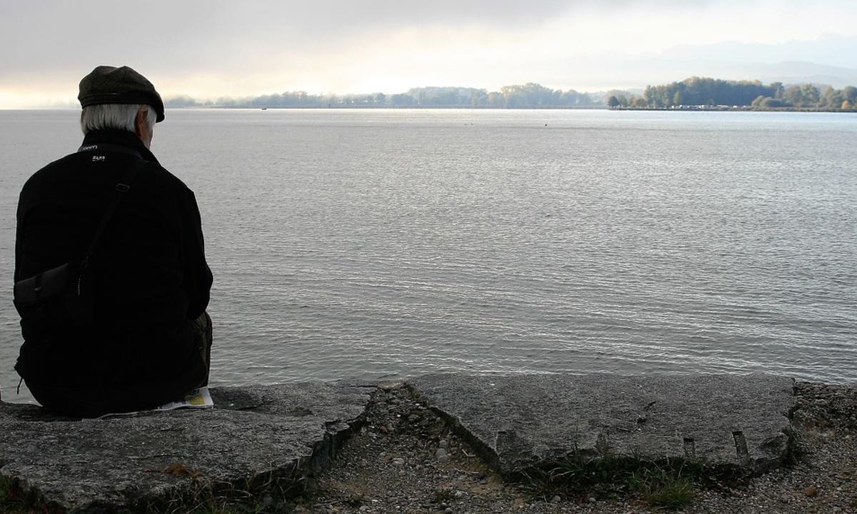 Bride Captures Touching Pics of Grandfather Eating Alone At Late Wife’s Memorial