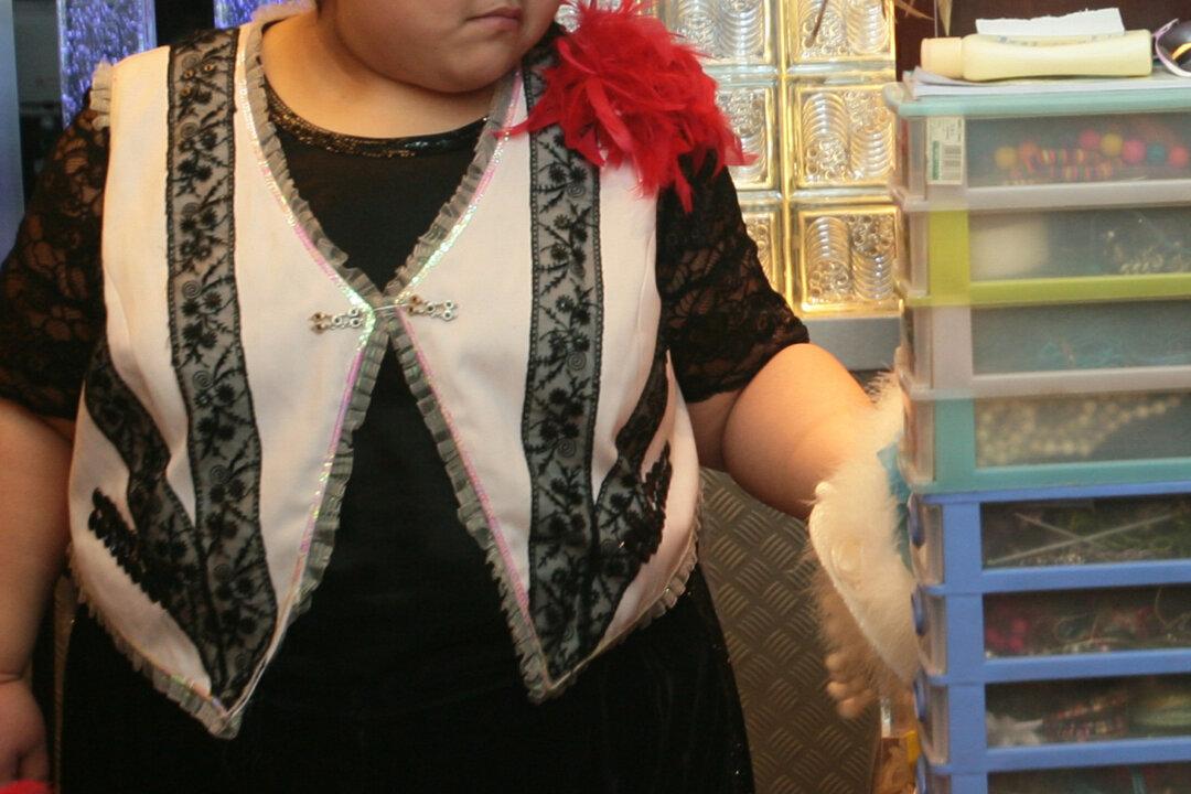 Live Streaming Obese Woman Attempts to Forcefully Kiss Elderly Man, Then Detained: Video