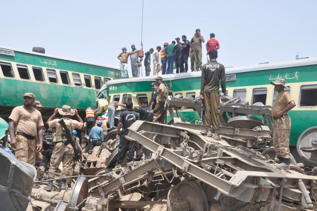 Train Collision in Pakistan Kills 20
