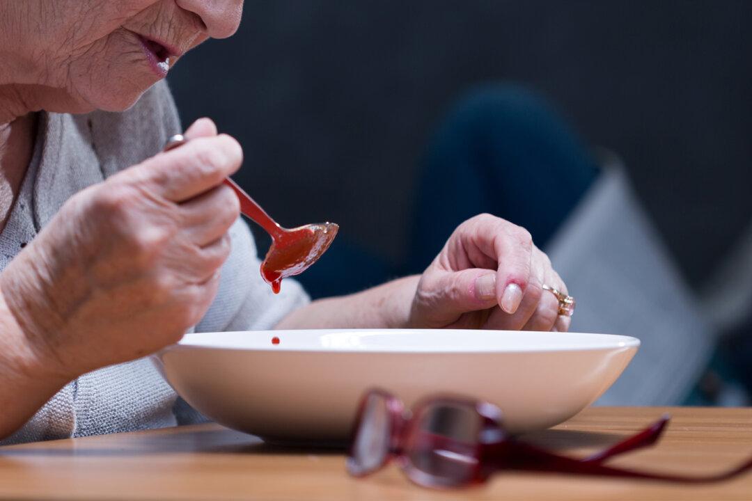 Mom With Dementia Didn’t Recognize Son, but Special ‘Brain Diet’ Restores Her Memory