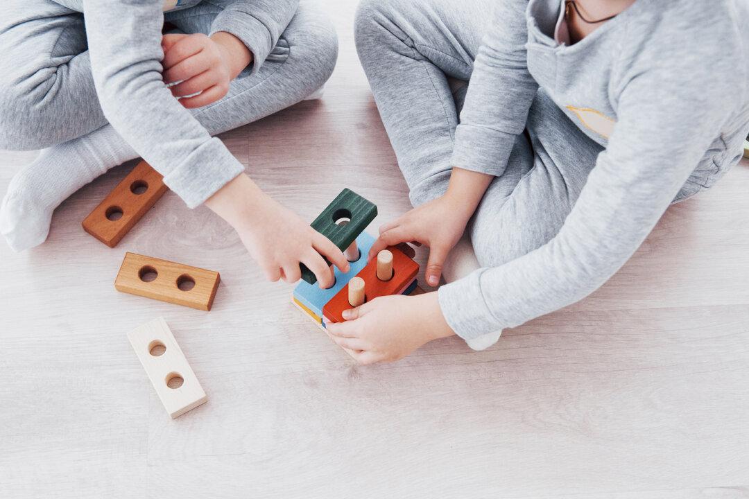 2-Year-Old Tells Twin She Wants to Be a Teacher, Her Reply Will Leave You in Stitches