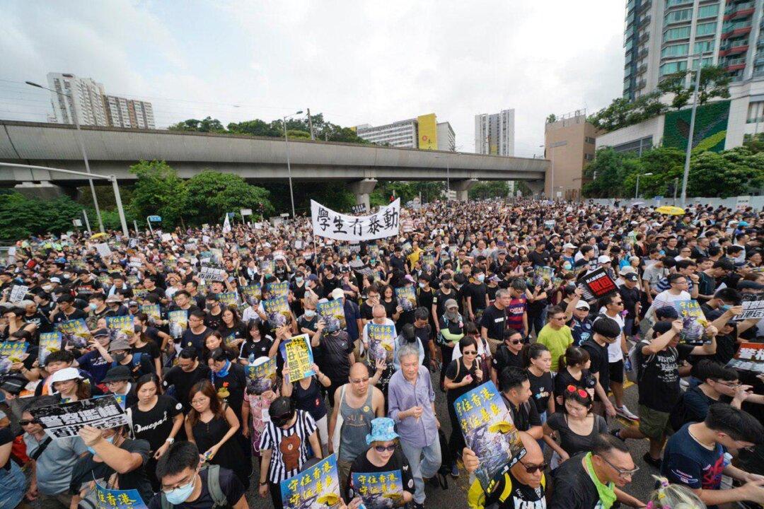 Hong Kong Extradition Protesters Expand Fight to Suburbs