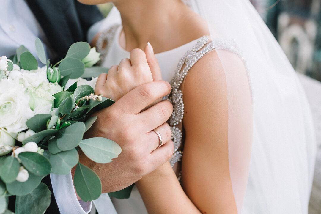 Deaf Groom Tears Up When Bride Locks Eyes With Him and Starts ‘Singing’ With Her Hands