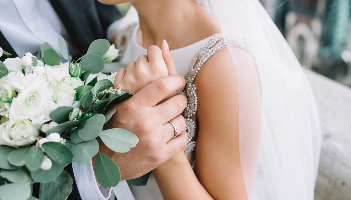 Deaf Groom Tears Up When Bride Locks Eyes With Him and Starts ‘Singing’ With Her Hands