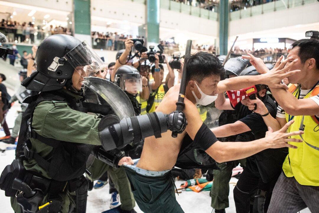 Hong Kong Groups Condemn Police for Tough Tactics While Clearing Protesters From Mall