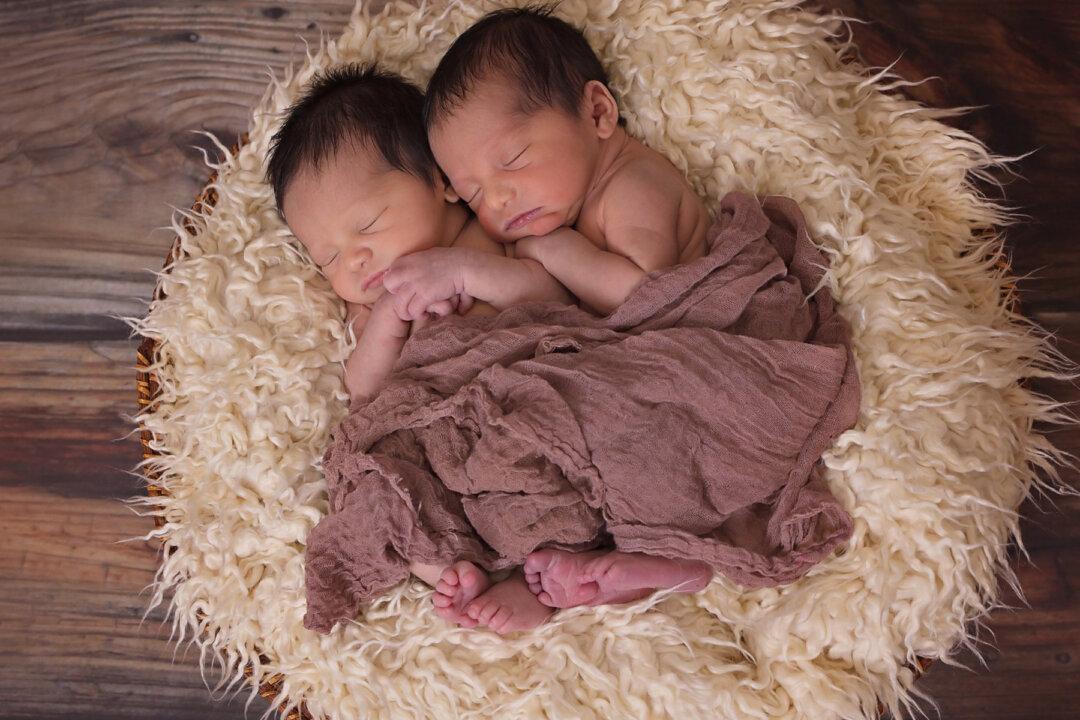 VIDEO: Newborn Twins Hugging During Bath After Birth Goes Viral, Garners 50M Views