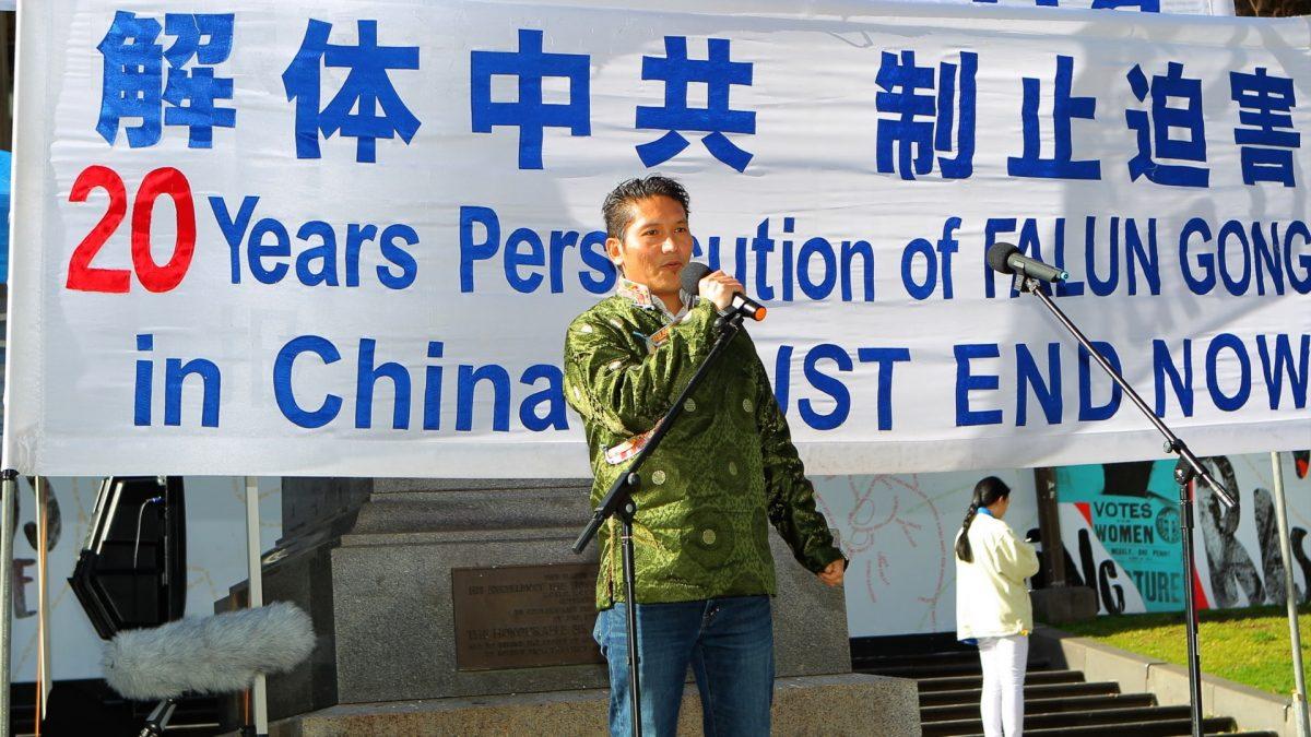 Tenzin Khangsar, president of the Tibetan community in Victoria, stands in solidarity with Falun Gong practitioners at a rally in Melbourne, Australia on July 20, 2019. (Chen Ming/Epoch Times)