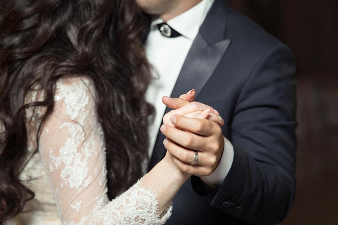 Heartbreaking Video Shows Groom Surprising Paralyzed, Dying Bride for Their First Dance