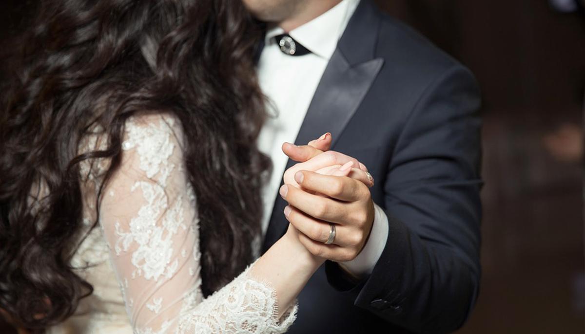 Heartbreaking Video Shows Groom Surprising Paralyzed, Dying Bride for Their First Dance