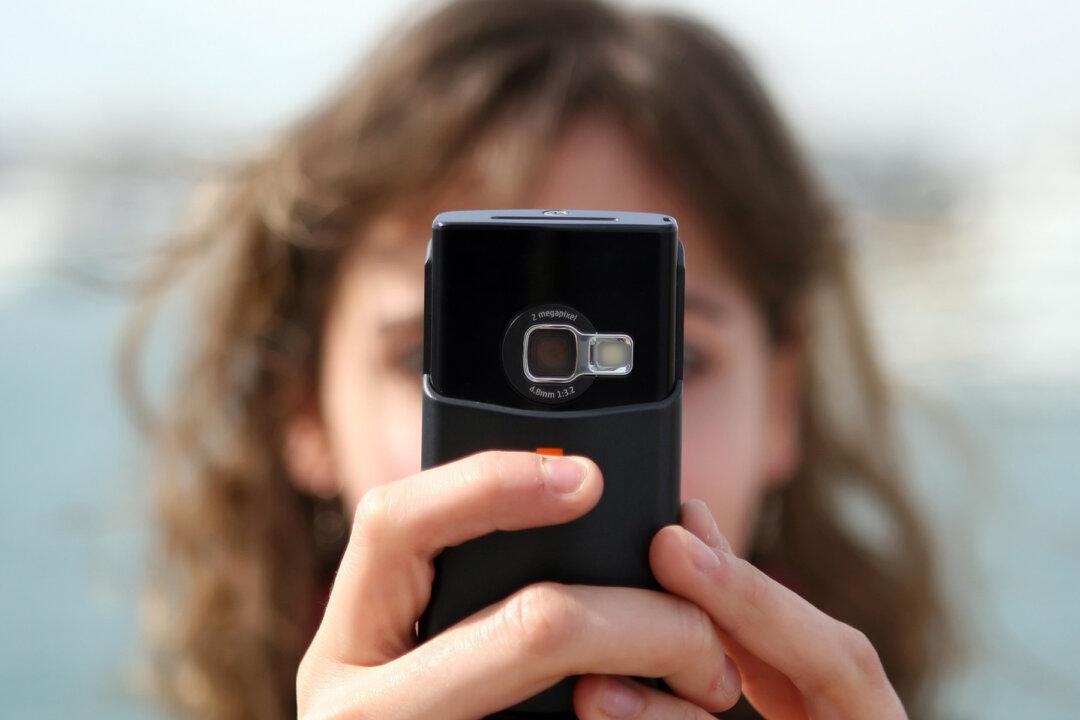 Mom Films Girls Dancing but Just Can’t Stop Laughing When She Sees Their Horse