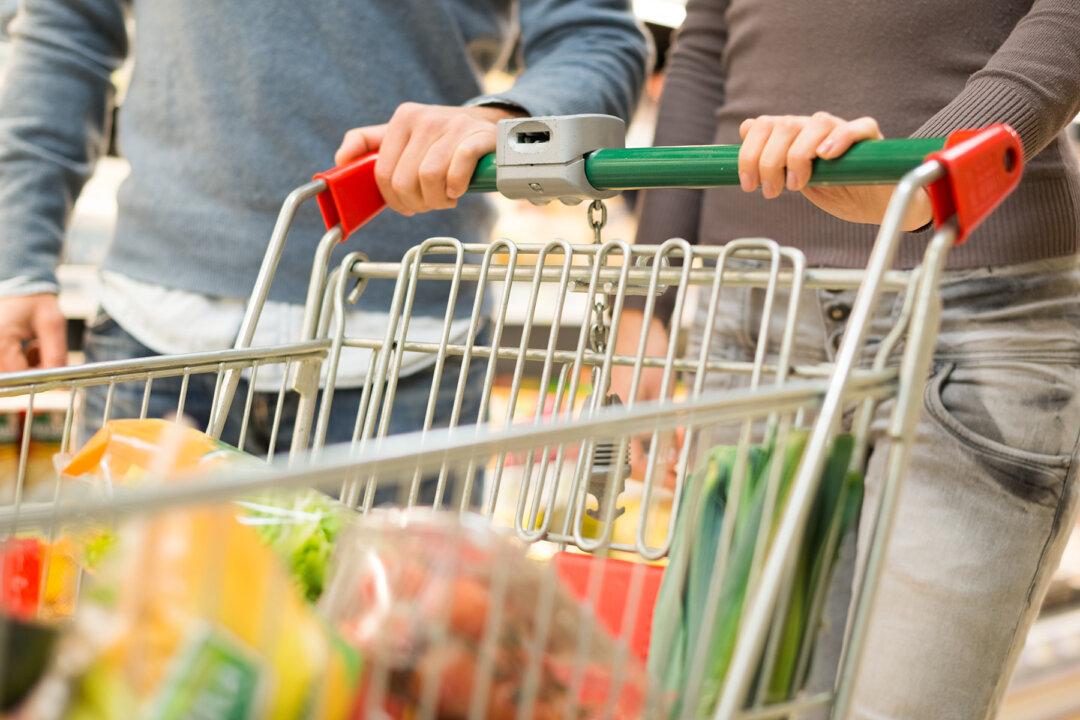 Couple Mocks Woman With 5 Kids Using Food Stamps, Then a Stranger Gets Back at Them