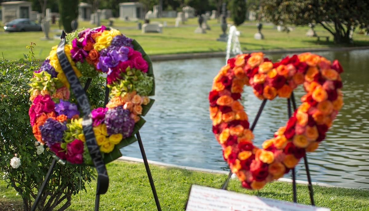 People Upset Over Missing Momentos at Cemetery, Then CCTV Reveals Awful Truth