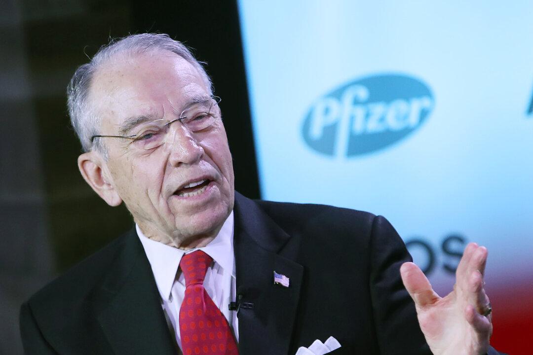 Sens. Johnson, Grassley Seek Records on Obama Officials’ Meetings With Ukrainian and DNC Officials