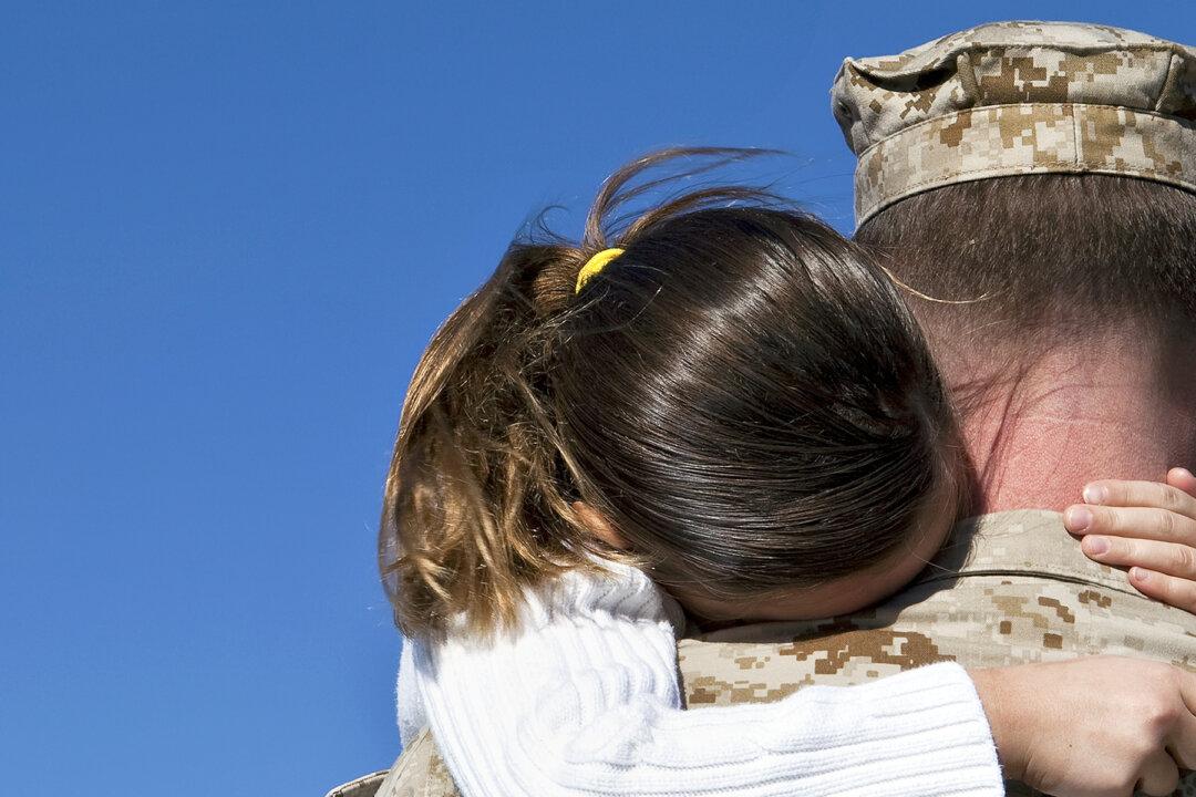 Daughter Runs to Meet Dad After 6-month Deployment, Then Mom Realizes Something Amiss