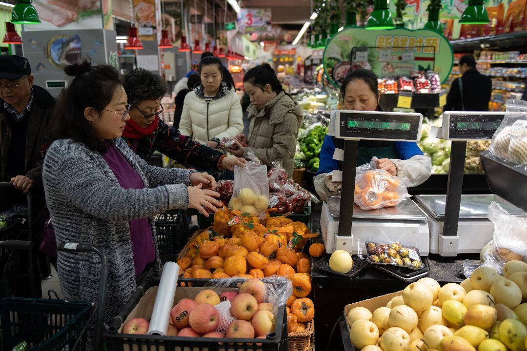 Woman Attempts to Pay With Fake Bill, But Does Something Unexpected When Caught