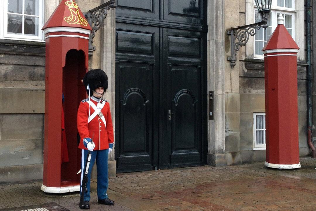 Tourist Takes Photo With the Queen’s Guard but Can’t Believe What Gets Caught on Camera