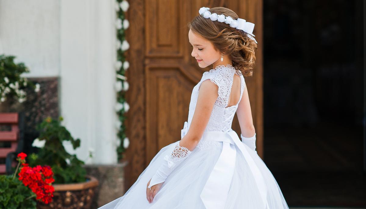 65-Year-Old ‘Groom’ Poses With Child ‘Bride’ in New York, but Then a Lady Grabs Her Away