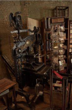 A highly decorated printing press. (Tal Atzmon/NTDTV)
