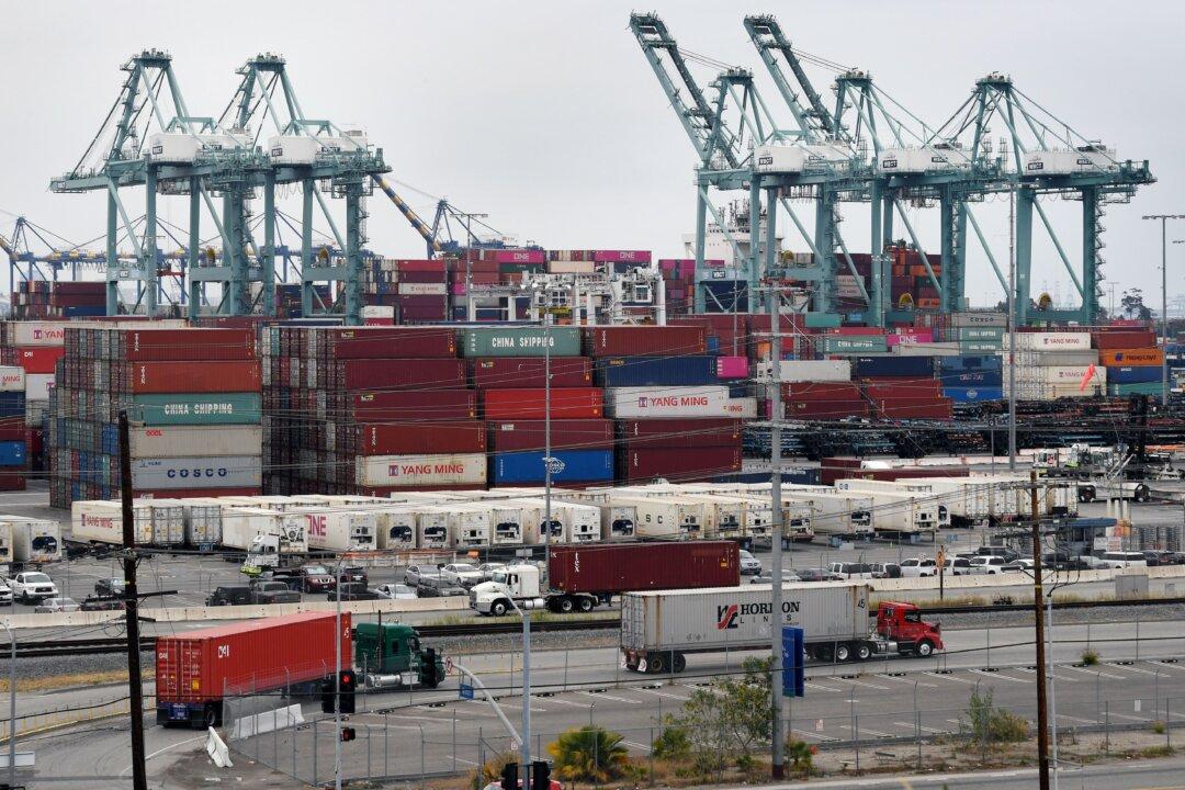 S&P 500, Nasdaq Set Another Record Despite Slow Growth