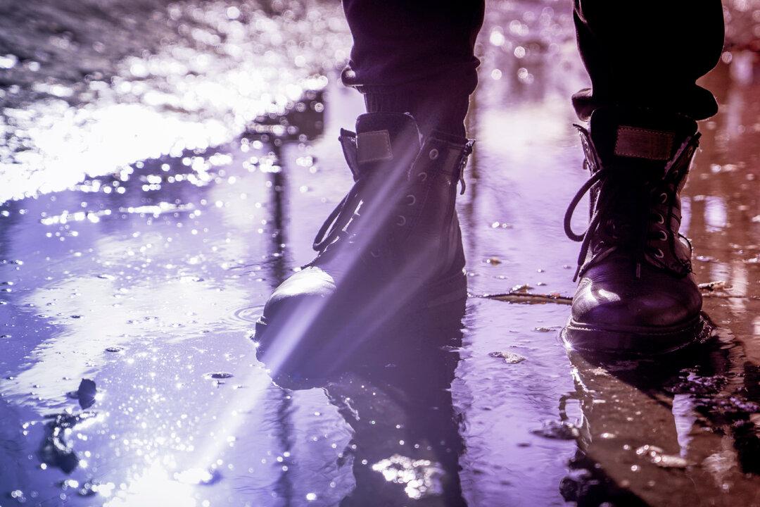 US Soldier Photographed Standing at Attention in Pouring Rain Warrants Great Respect