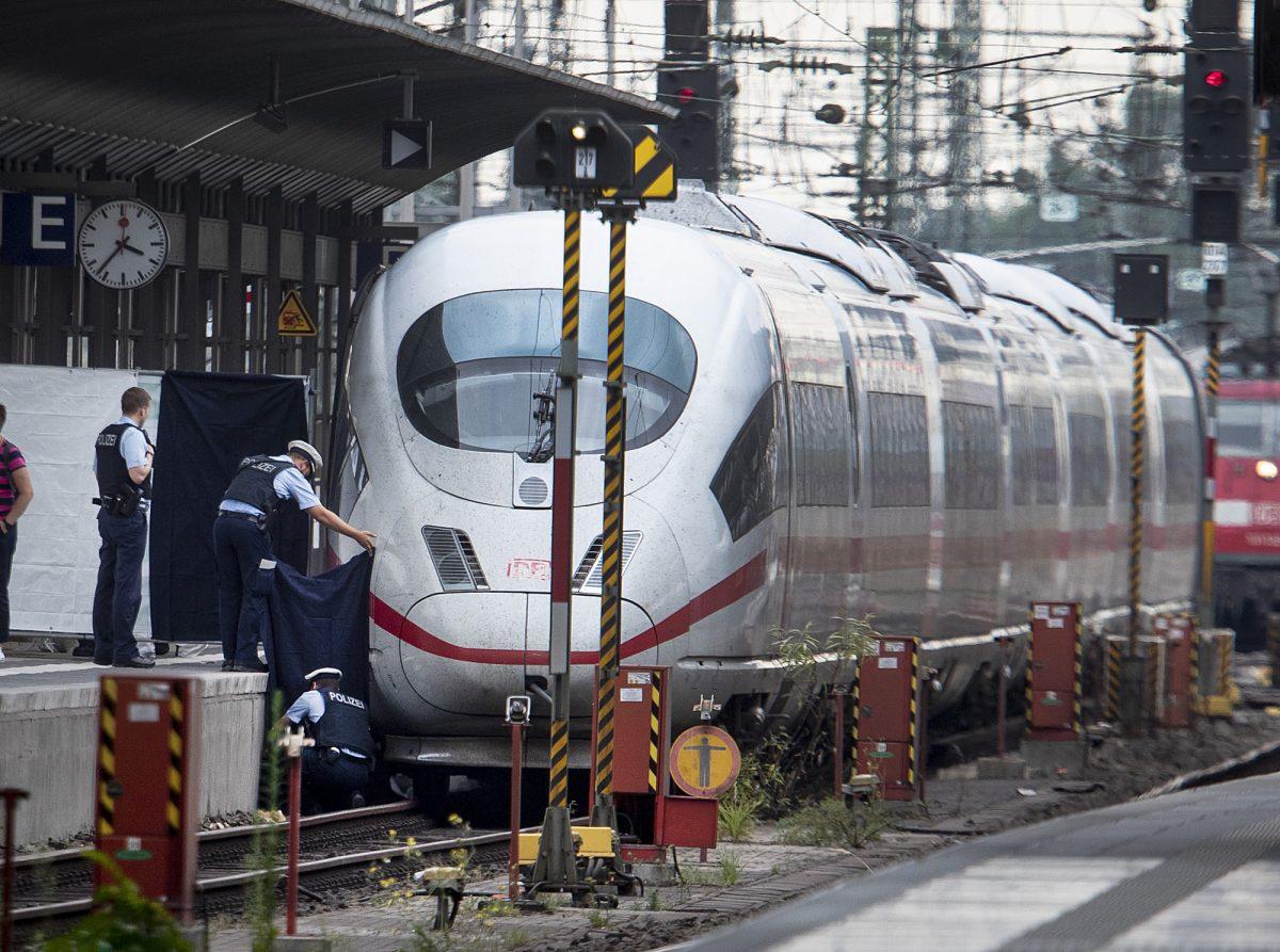 Migrant Pushes 8-Year-Old Boy and Mother in Front of Oncoming Train, Boy Dies