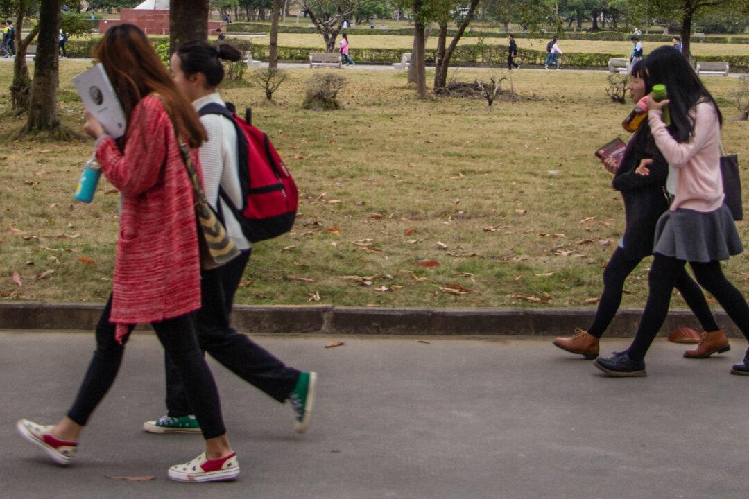 Chinese Police Defends Man After He Threatens His Children in a Video