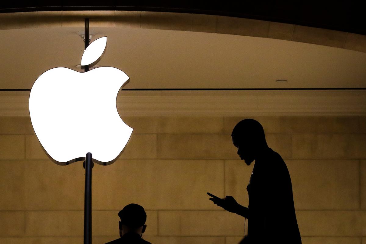 Chinese National Sentenced for Smuggling 40,000 Apple Knockoffs from China