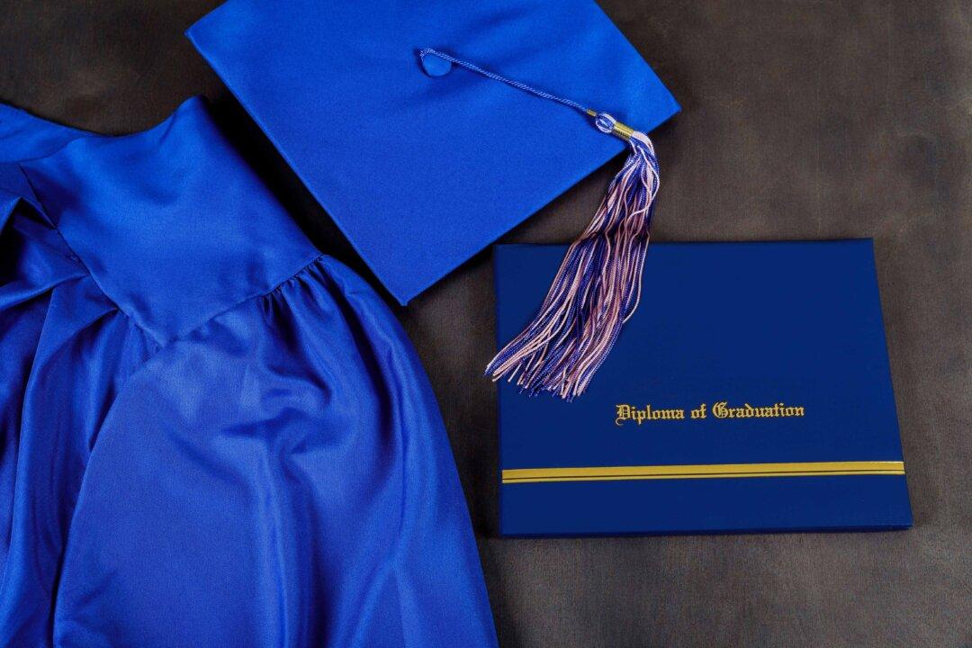 Michael Zwaagstra: School Board Shouldn’t Let Non-Graduating Students Walk Across the Stage
