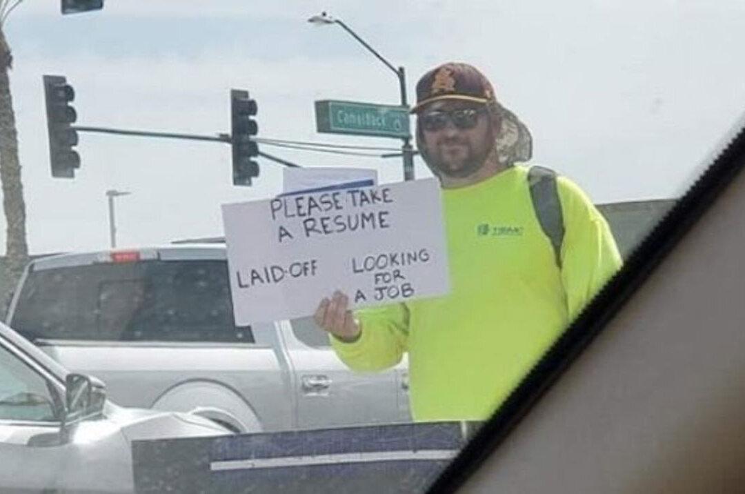 Arizona Dad Hands out Resumes on Street, Gets Hundreds of Job Offers