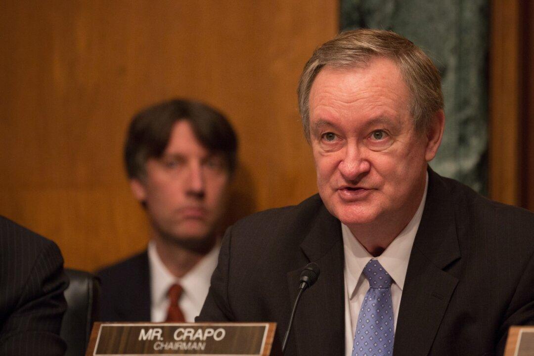 Senate Banking Chairman Blocks Election-Meddling Bill