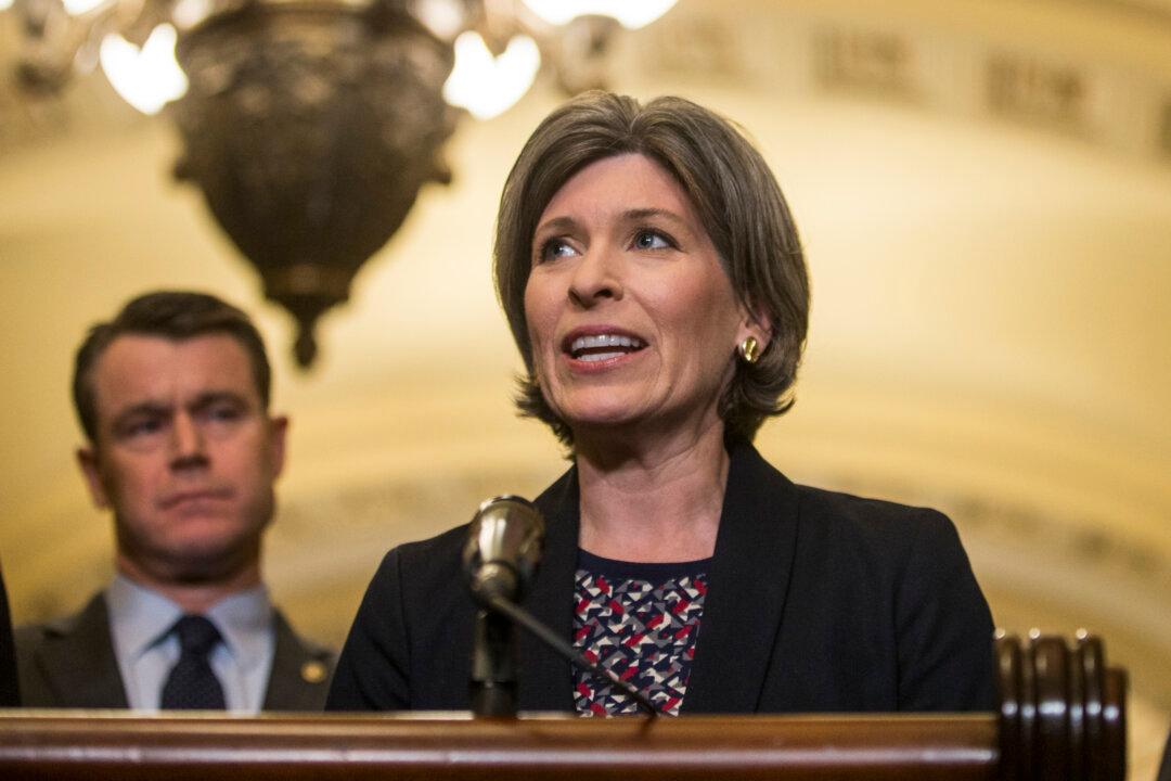 Sen. Ernst Wants to Move Feds Out of Washington, Make Firms Earn Contract Bonuses