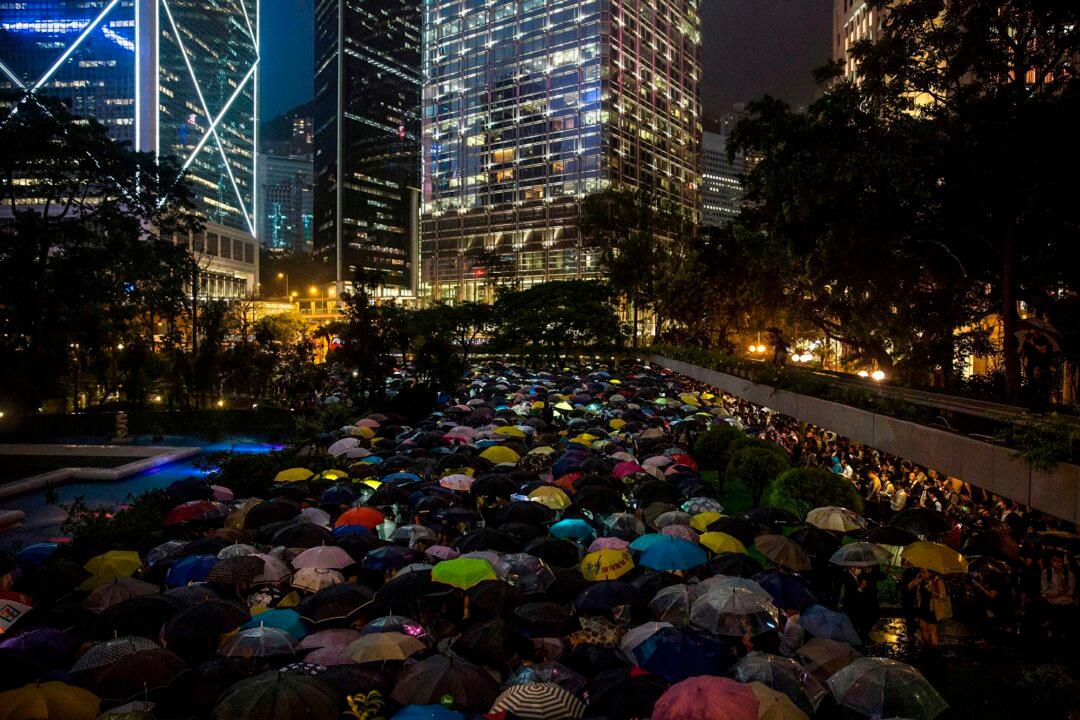 Bankers Join Flash Mob in Latest Hong Kong Protests