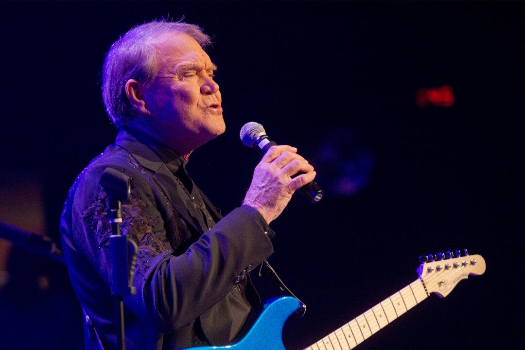 Remembering Glen Campbell’s Heartbreaking Last Song to Wife As He Fought Alzheimer’s