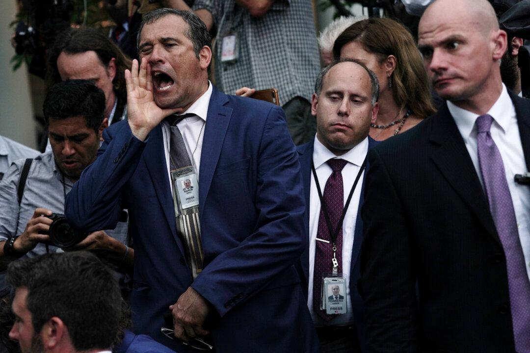 Reporter Who Was Suspended for Threatening Trump’s Guests Sues White House
