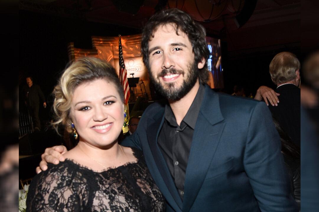 Josh Groban and Kelly Clarkson Charm Fans With ‘Phantom of the Opera’ in This 2015 Duet