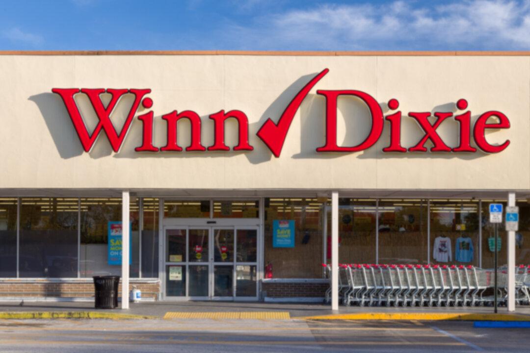 Clerk Tells Man His $600 Lotto Ticket Is Worth $5, Has No Idea He’s an Undercover Cop