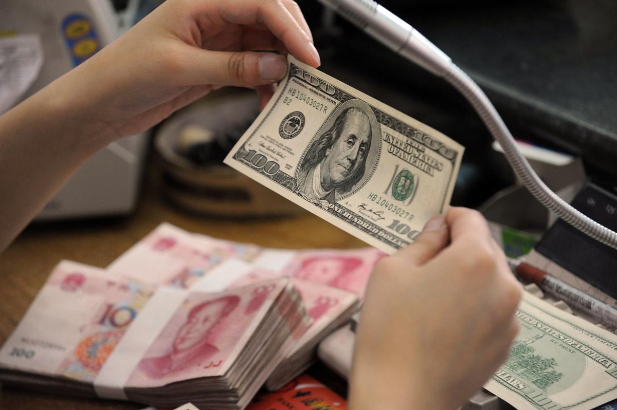 Yuan-to-Dollar Rate Breaks Key Benchmark, Escalating Trade War