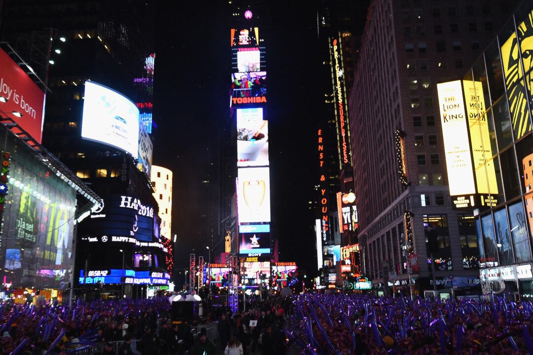 Crowd Runs in Panic in Times Square, Fears of Shooting After Motorcycles Backfire