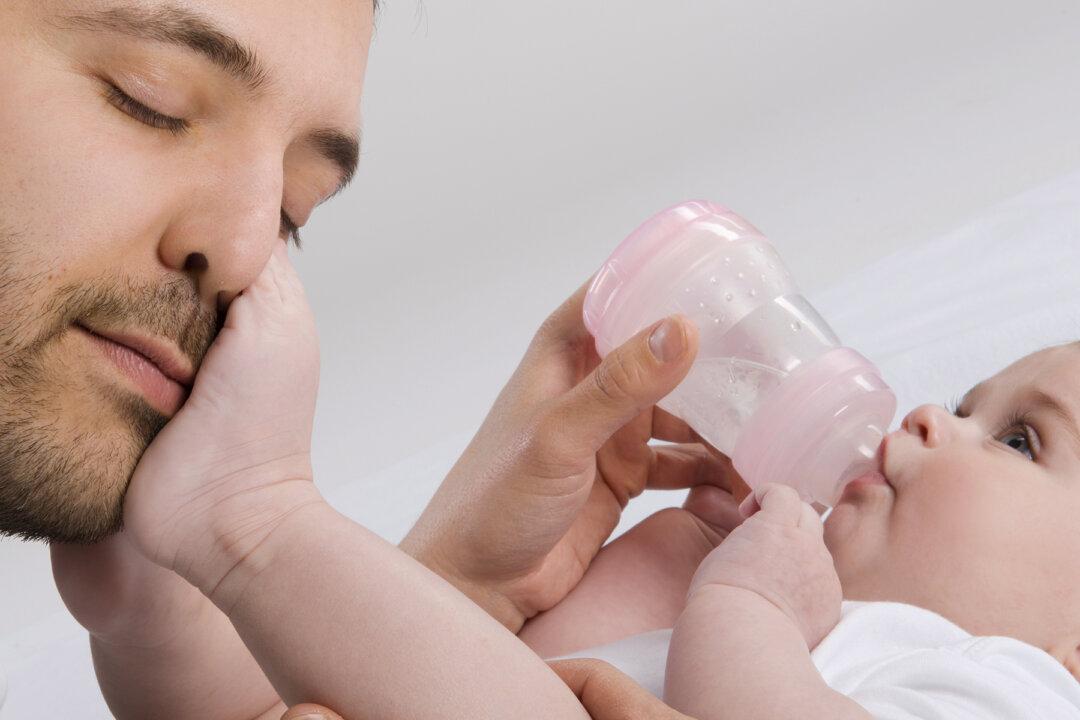 Dad Is Home Alone With Baby but When Mom Receives This Video She Can’t Stop Laughing