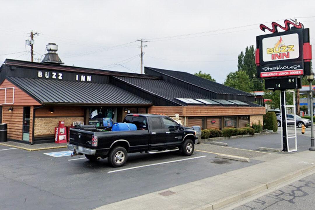 Staff Throw Pregnant Woman Out of Steakhouse, the Reason Has Internet Up in Arms