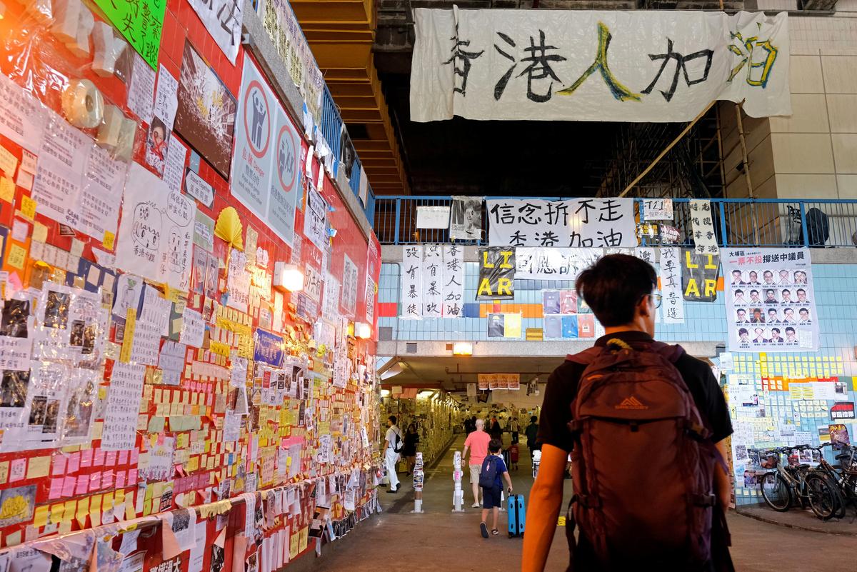 Pro-China Groups to Tear Down Pro-democracy Graffiti in Hong Kong