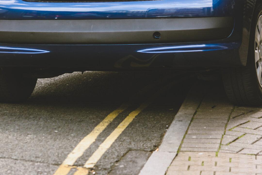 Woman Parks Car Over the Line, Watch a Driver Teach Her Lesson in Parking Etiquette