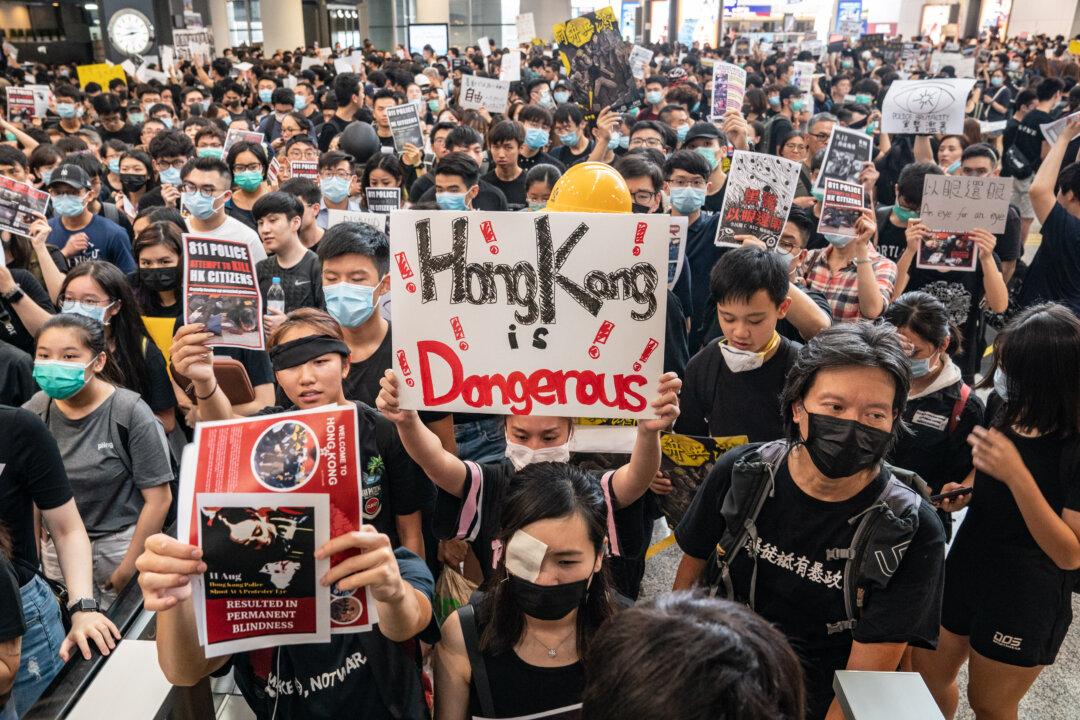 Hong Kong Protests Prompt Airport Shutdown, While US Raises Concerns Over Weekend Clashes