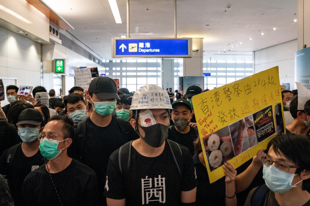 Protesters Clash With Police at Hong Kong Airport After Second Day of Flight Cancelations