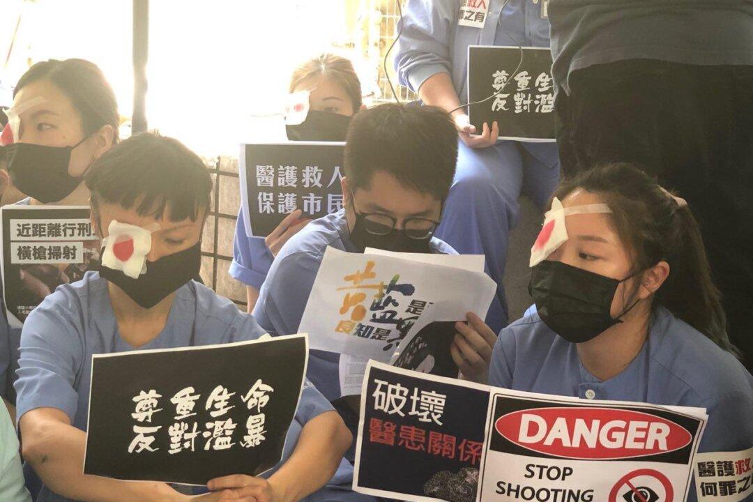 Hong Kong Medical Professionals Rally to Condemn Police Brutality