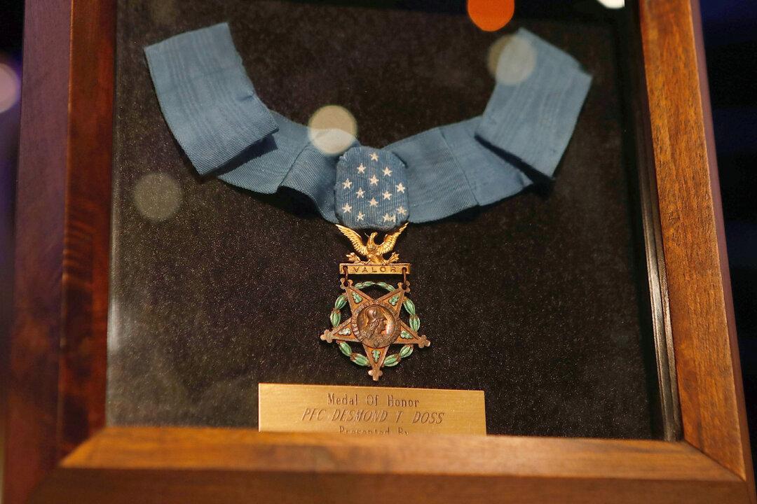 Soldier Who Refused to Carry a Weapon Saves the Lives of 75 Men–Presented With Medal of Honor