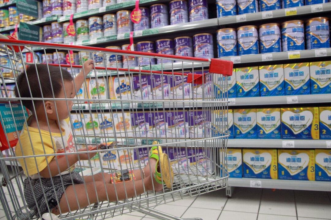 Mother Lifts Stroller While Shopping, Baby Falls, Parents Demand Compensation From Market